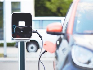 AB otomobil pazarında b&uuml;y&uuml;me yavaşladı! Elektrikli ara&ccedil; satışları geriledi: Yeni rakibi işleri zorlaştırıyor