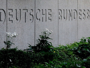 Bundesbank Alman ekonomisinin ikinci çeyrekte ivme kaybettiğini bildirdi