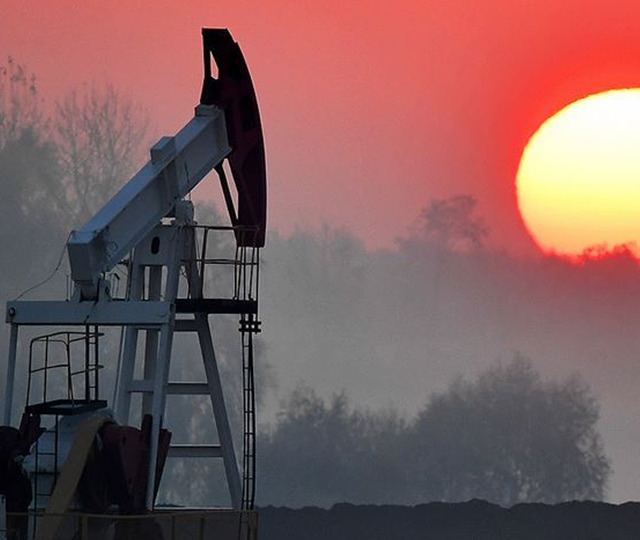 Petrol fiyatları kritik 70 dolar bandında denge arıyor