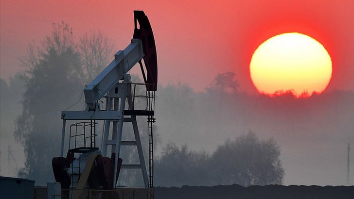 Petrol fiyatları kritik 70 dolar bandında denge arıyor