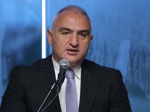 Bakan Ersoy rekoru duyurdu: Turizm gelirinde zirve! 