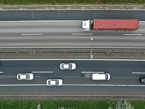 Genelge yayımlandı! Trafik levhaları ve hız sınırları baştan d&uuml;zenlenecek