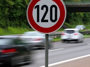 Trafik levhaları yeniden d&uuml;zenleniyor: Hız sınırları ne olacak? 