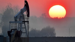 H&uuml;rm&uuml;z alarmıyla petrol fiyatları sert y&uuml;kseldi