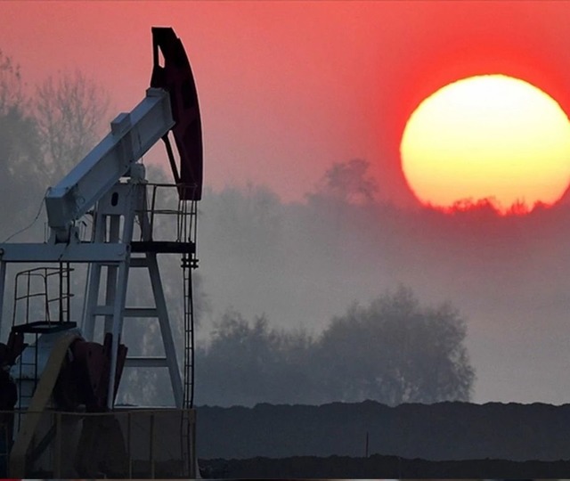 H&uuml;rm&uuml;z alarmıyla petrol fiyatları sert y&uuml;kseldi