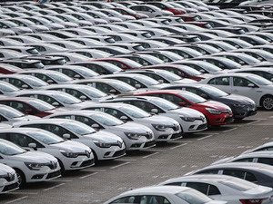 Ağustosta otomotiv pazarı &ccedil;ift haneli b&uuml;y&uuml;d&uuml;! Dengeler değişiyor: Elektrikli ara&ccedil;larda rekor kırıldı