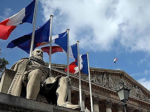 Fransa'da artan bor&ccedil; y&uuml;k&uuml; nedeniyle b&uuml;t&ccedil;e hazırlamakta zorlanan h&uuml;k&uuml;metler devriliyor