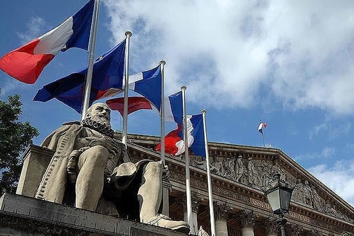Fransa'da artan borç yükü nedeniyle bütçe hazırlamakta zorlanan hükümetler devriliyor