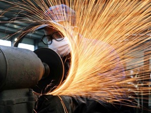 Sanayi &uuml;retimi Ağustos'ta yıllık y&uuml;kseldi, aylık geriledi