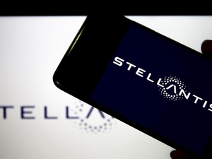 Stellantis Başkanı Elkann: "&Ouml;n&uuml;m&uuml;zde b&uuml;y&uuml;k fırsatlar var"