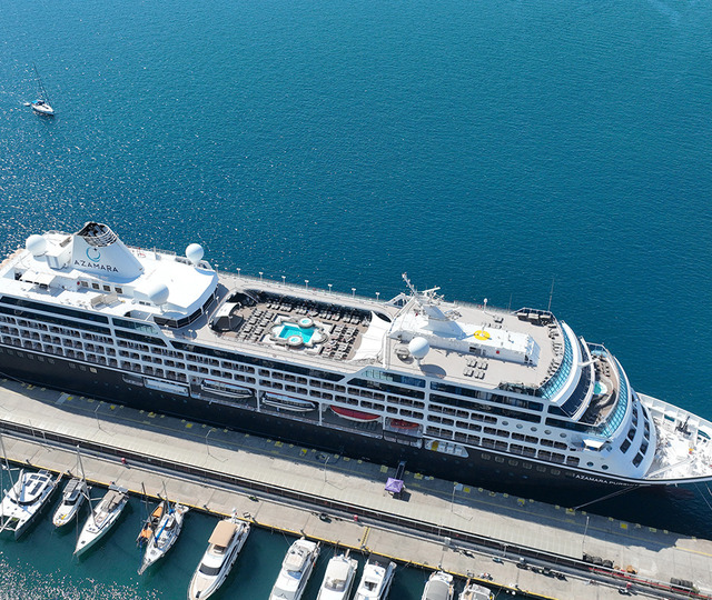 "Azamara Pursuit" kruvaziyeri 680 yolcusuyla Marmaris'e geldi
