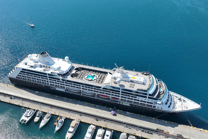 "Azamara Pursuit" kruvaziyeri 680 yolcusuyla Marmaris'e geldi
