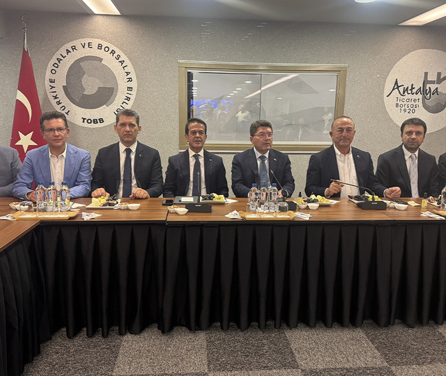 Adalet Bakanı Tunç, Antalya Ticaret Borsasını ziyaret etti