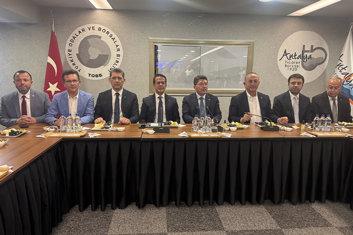 Adalet Bakanı Tunç, Antalya Ticaret Borsasını ziyaret etti