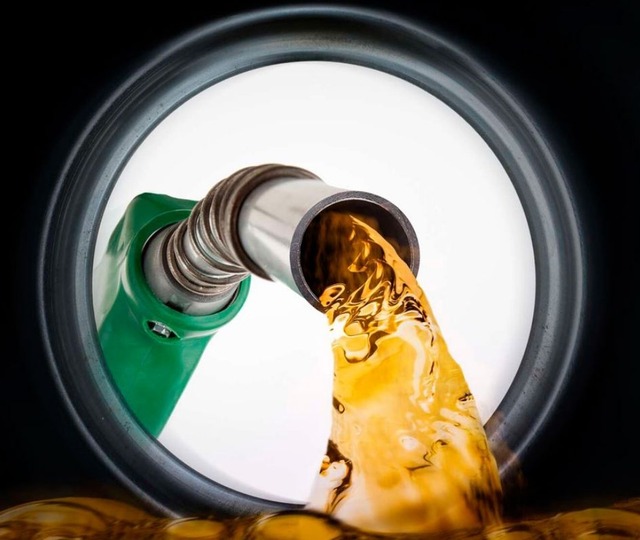 Akaryakıt fiyatlarında d&uuml;ş&uuml;ş bekleyenlere m&uuml;jdeli haber! Benzine &uuml;&ccedil;&uuml;nc&uuml; indirim yolda