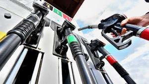 Akaryakıt fiyatlarında dev indirim i&ccedil;in tarih belli oldu