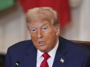 Trump'tan y&uuml;zde 100 tarife tehdidi