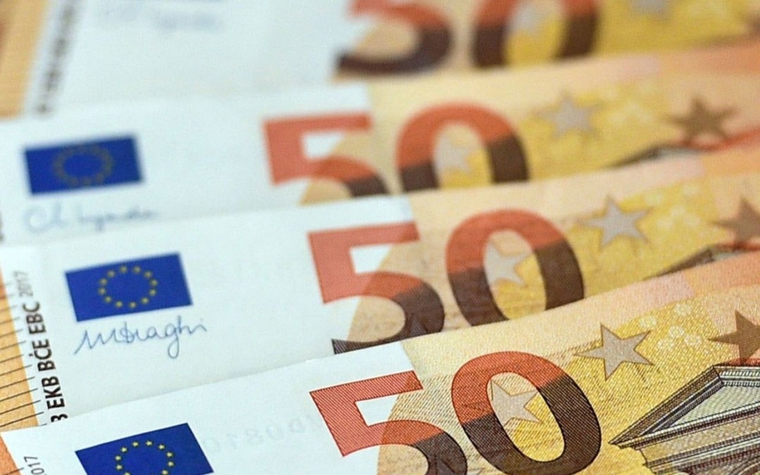 Tehlike &ccedil;anları &ccedil;alıyor: Fransa ve ABD &ccedil;ıkmazı Euro'yu vuruyor