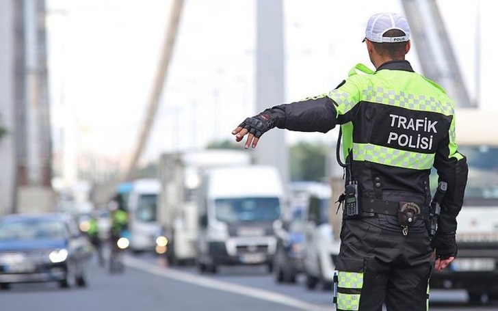 Trafikte yeni kurallar Meclis&rsquo;ten ge&ccedil;ti: Ceza yağmuruna 6 madde daha eklendi