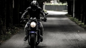 Motosiklette kurallar değişti: Hem sürücülere hem yolculara yeni zorunluluk getirildi 