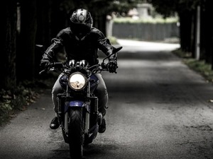 Motosiklette kurallar değişti: Hem s&uuml;r&uuml;c&uuml;lere hem yolculara yeni zorunluluk getirildi 