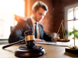 Avukatlık &uuml;cretlerine b&uuml;y&uuml;k zam: Sadece soru sormak 4 bin lira! İşte yeni tarifeler