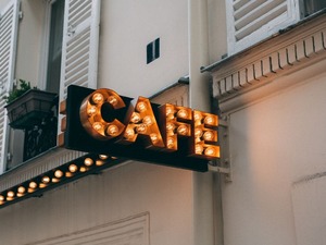 Cafeler aylık ne kadar kazanıyor? (2026 g&uuml;ncel rehber)