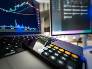 ABD&rsquo;de h&uuml;k&uuml;met krizi &ccedil;&ouml;z&uuml;ld&uuml; m&uuml;? Piyasalar hareketlendi!