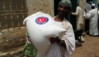 Türkiye’den Sudanlı bin çiftçiye tohum ve tarım aleti desteği!