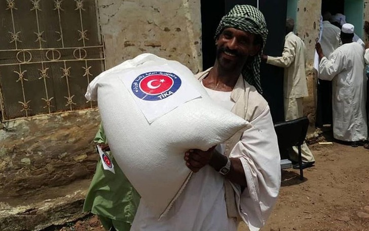 Türkiye’den Sudanlı bin çiftçiye tohum ve tarım aleti desteği!