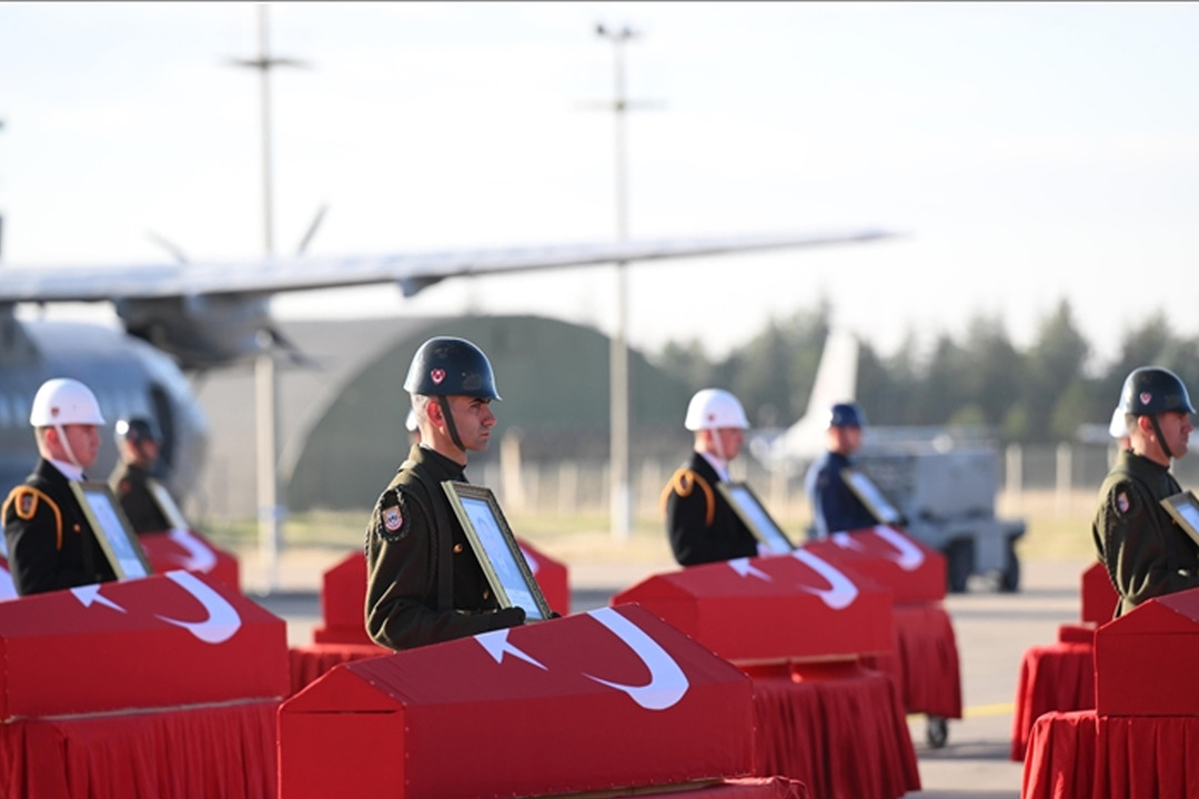 T&uuml;rkiye şehitlerini son yolculuğuna uğurladı