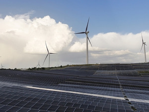 K&uuml;resel yenilenebilir enerji yatırımları 2024'te 807 milyar dolara ulaştı