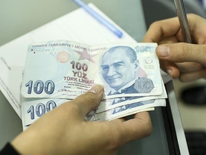 Milyonlarca &ccedil;alışan merakla bekliyor! İngiliz bankadan asgari &uuml;cret i&ccedil;in y&uuml;zde 20 artış tahmini