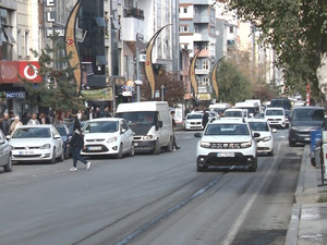 T&Uuml;İK verileri g&uuml;ndem oldu! Arabalarını park etmek i&ccedil;in yanlarında duba taşıyorlar: Her 2 kişiye 1 ara&ccedil; d&uuml;ş&uuml;yor