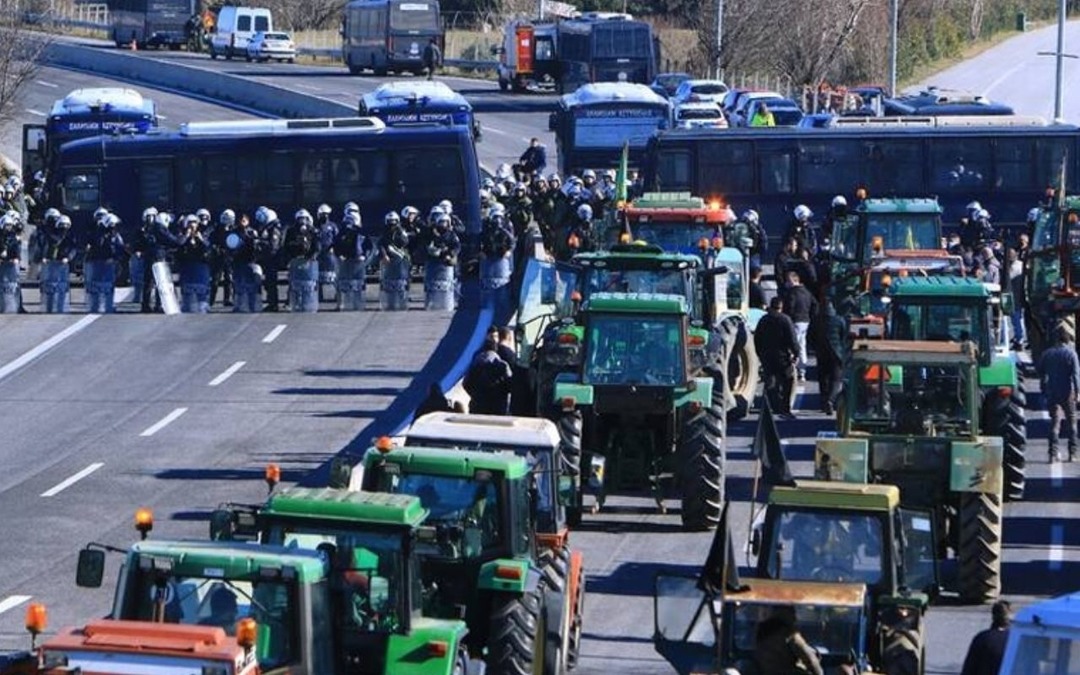 Yunanistan'da &ccedil;ift&ccedil;iler Atina-Selanik yolunu trafiğe kapattı