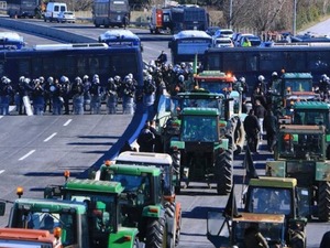 Yunanistan'da &ccedil;ift&ccedil;iler Atina-Selanik yolunu trafiğe kapattı