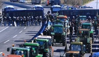 Yunanistan'da çiftçiler Atina-Selanik yolunu trafiğe kapattı