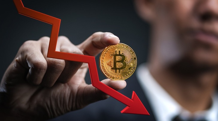 Bitcoin'de Sebepsiz Kıyım: 24 Saatte 120 Milyar Dolar Eridi, 900 Milyon Dolar Patladı