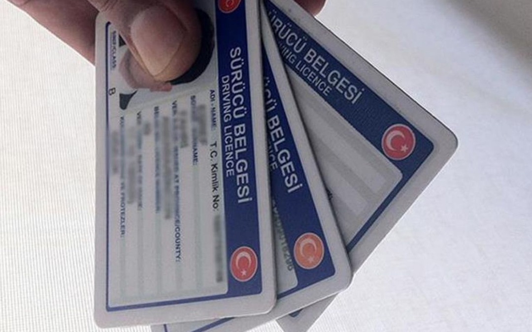 S&uuml;r&uuml;c&uuml; belgeleriyle ilgili d&uuml;zenleme AYM'den d&ouml;nd&uuml;: Ehliyet iptal şartları değişiyor!
