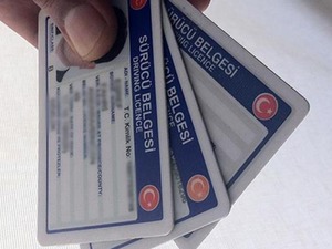 S&uuml;r&uuml;c&uuml; belgeleriyle ilgili d&uuml;zenleme AYM'den d&ouml;nd&uuml;: Ehliyet iptal şartları değişiyor!