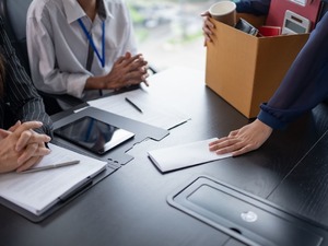 Bankacılık devinde kemer sıkma s&uuml;r&uuml;yor: 10 bin kişi daha işten &ccedil;ıkarılıyor