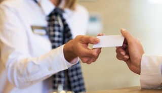 Otellerde o d&ouml;nem bitti: KVKK'dan tarihi karar!