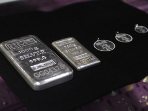 Kimisi y&uuml;kselir dedi kimisi d&uuml;şer! K&uuml;resel bankacılık devleri 2026 g&uuml;m&uuml;ş fiyatları i&ccedil;in &ccedil;arpıcı tahminlerini a&ccedil;ıkladı