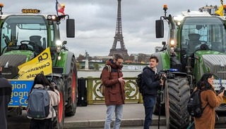 Fransa'da &ccedil;ift&ccedil;ilerin eylemi b&uuml;y&uuml;yor