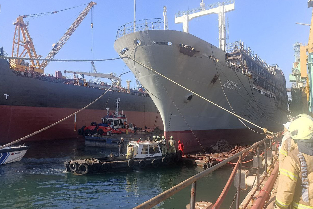 Bakan Uraloğlu a&ccedil;ıkladı! Tuzla'daki gemi yangını kontrol altına alındı