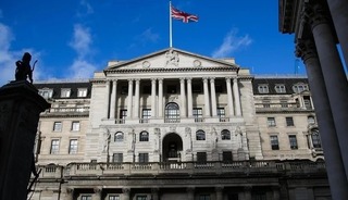 İngiltere'de "kıl payı" faiz indirimi: Oranlar yüzde 3,75'e çekildi
