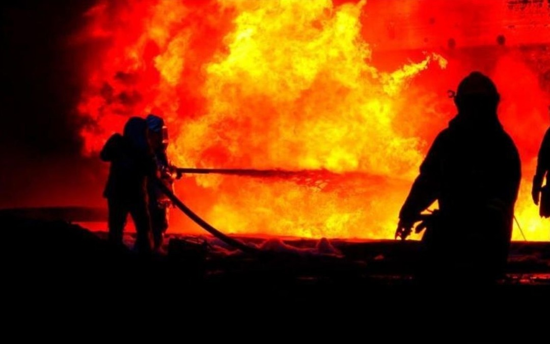Rusya'nın Temryuk Limanı'ndaki petrol deposunda yangın &ccedil;ıktı