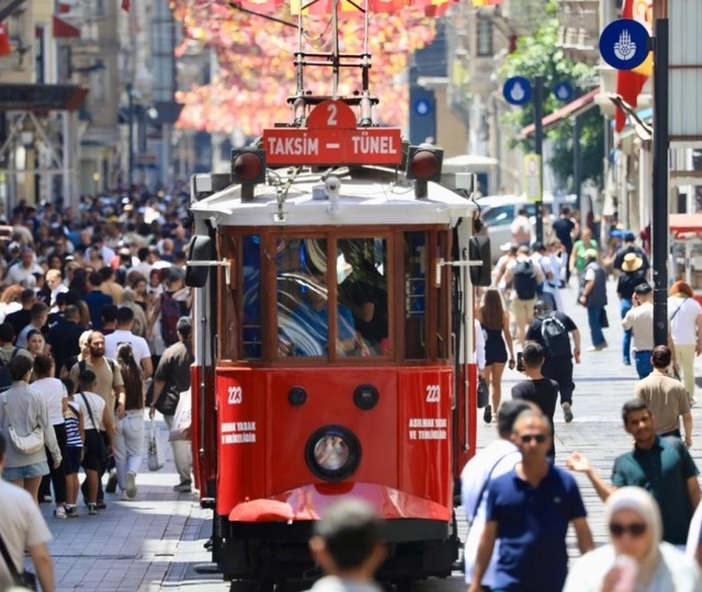 İstanbul&rsquo;da otob&uuml;s yasaklandı! Turistlere &ouml;zel tramvay geliyor