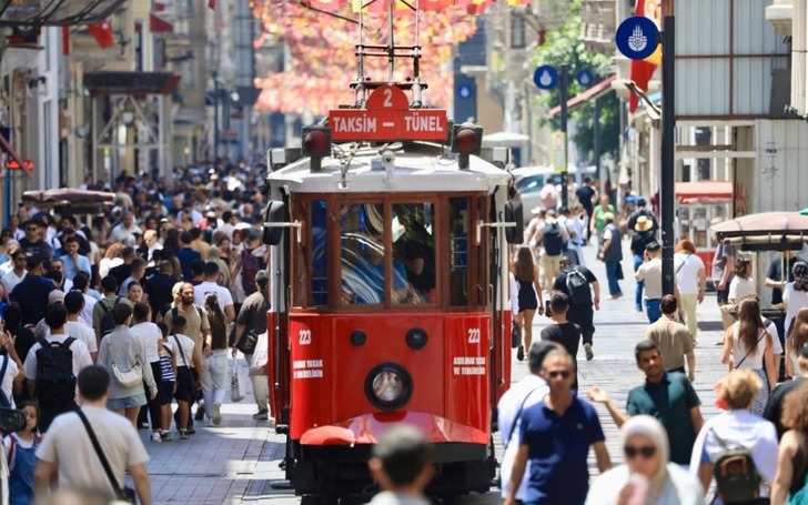 İstanbul&rsquo;da otob&uuml;s yasaklandı! Turistlere &ouml;zel tramvay geliyor
