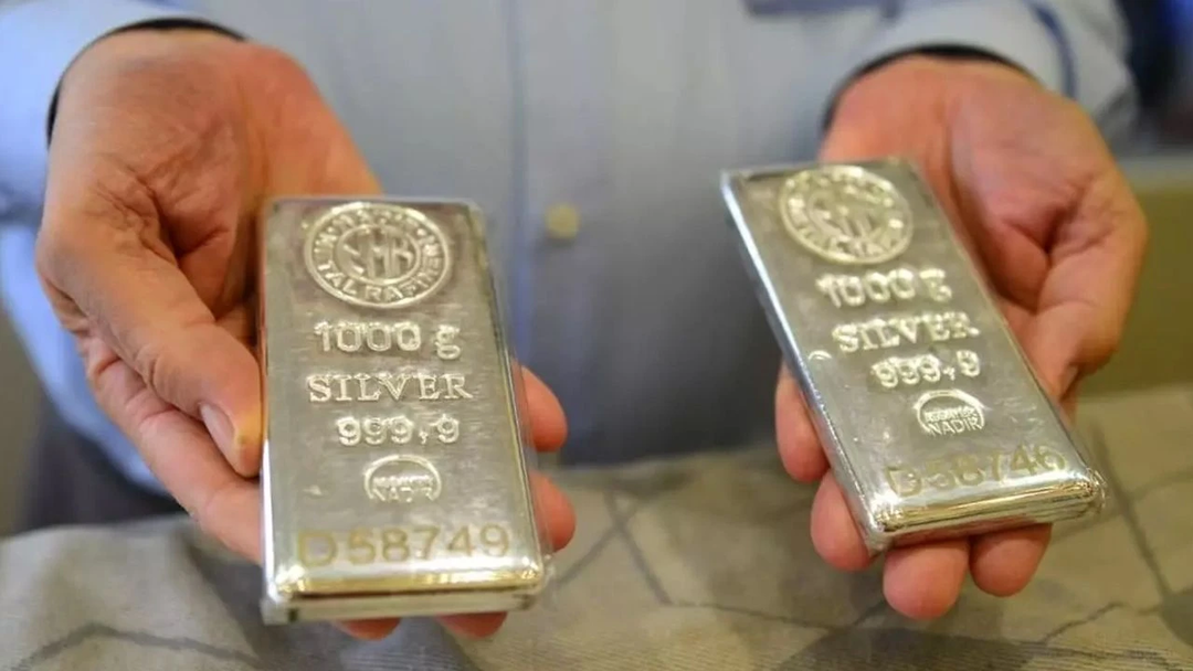 G&uuml;m&uuml;şte rekor kırılırken bu &uuml;lke 8 tona yakın g&uuml;m&uuml;ş sattı!